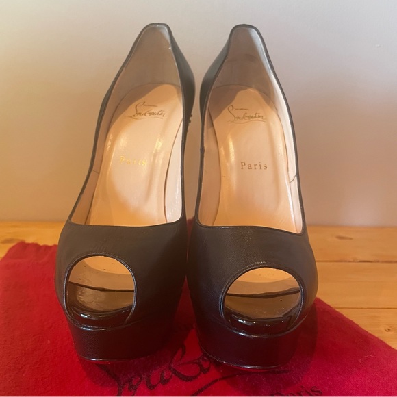 Christian Louboutin Spiked Heels 39.5 (8.5) AUTHENTICATED - Picture 12 of 14